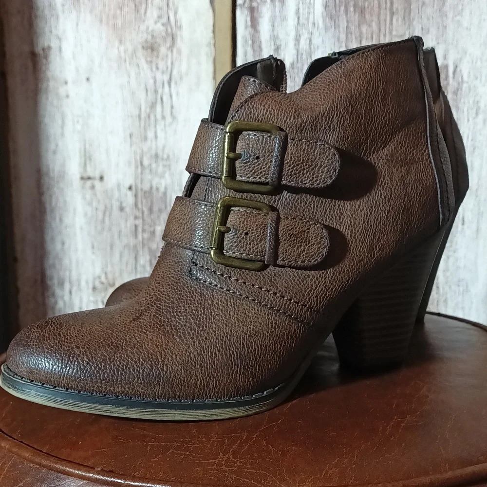 Mia Farris chocolate zip bootie with decorative buckle 2" heel 6.5